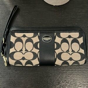 Pre-owned in mint condition COACH  wallet.